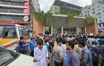 রাস্তা আটকে ব্র্যাকের শিক্ষার্থীদের প্রতিবাদ