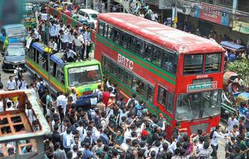 রাজপথে কলেজ শিক্ষার্থীরা