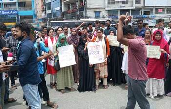 সব বাধা উপেক্ষা করে সড়কে শিক্ষার্থীরা