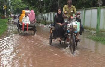 একদিনের বৃষ্টিতে তলিয়ে গেছে রাস্তাঘাট