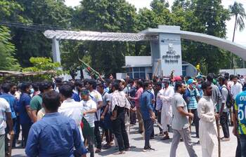 রুয়েট গেইটে জড়ো হচ্ছেন শিক্ষার্থীরা