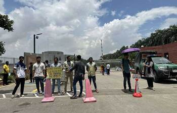 সংসদের পাহারায় শিক্ষার্থীরা