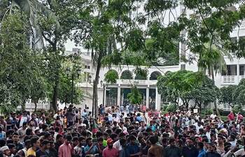 সুপ্রিমকোর্ট প্রাঙ্গণে শিক্ষার্থীদের ঢল