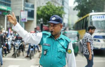 অবশেষে সড়কে ফিরেছে ট্রাফিক পুলিশ