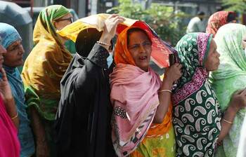 ওএমএস ট্রাকের সামনে ক্রেতাদের ভিড়