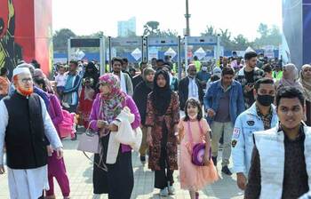 ছুটির দিনে জমে উঠেছে বাণিজ্যমেলা