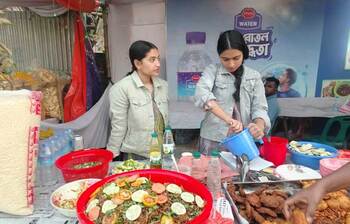 মেলার বাইরে আরেক মেলা