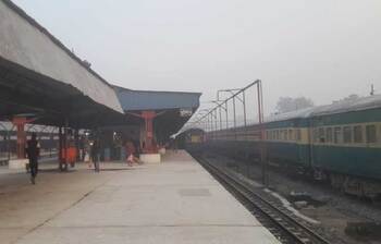 স্টেশনে দাঁড়িয়ে আছে ইঞ্জিন বিহীন বগি