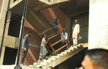 ধানমন্ডি ৩২ থেকে বিভিন্ন সামগ্রী নিয়ে যাচ্ছে জনতা