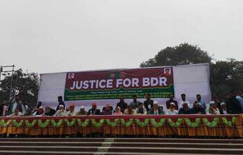 শহীদ মিনারে চাকরিচ্যুত বিডিআর সদস্যরা