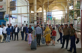 বাড়ি ফিরছেন ঘরমুখো মানুষ