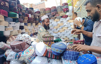 জমজমাট টুপির বেচাকেনা