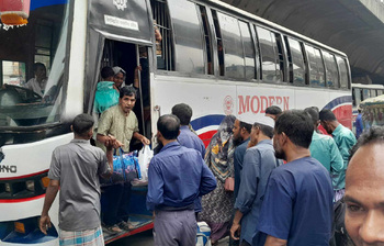কেউ ছুটছে গ্রামে, কেউ ফিরছে নগরীতে