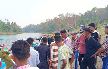 মহামায়ায় মুগ্ধ পর্যটকরা