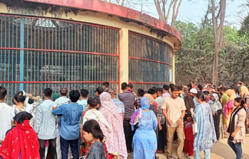 চিড়িয়াখানায় মানুষের ঢল