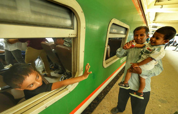 ছুটির শহরে ছুটে চলা মানুষ