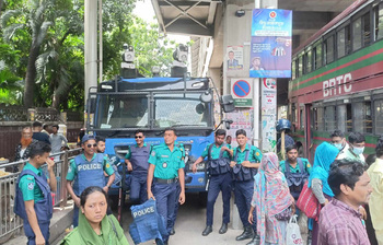 জাদুঘরের সামনে অবস্থান কর্মসূচি, সতর্ক পুলিশ