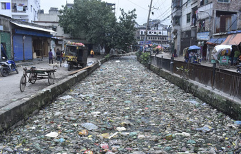 বর্ষা এলেই ভাসে রাজধানী