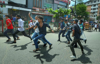 ছবিতে ঢাকা ও সিটি কলেজের শিক্ষার্থীদের সংঘর্ষ