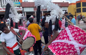 মহাষষ্ঠীর দিন শিয়ালদহে ঢাকিদের ভিড়