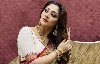 লালপাড়ের সাদা শাড়িতে মায়াবী পূজা চেরী