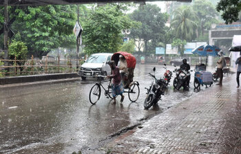 অঘোষিত বৃষ্টি, অগোছালো ঢাকা
