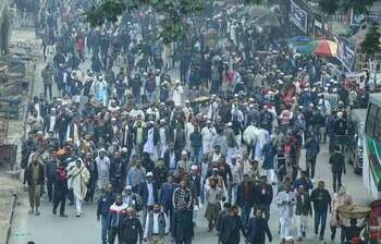 শীত উপেক্ষা করে খালেদা জিয়ার শেষ শ্রদ্ধায় মানুষের সমাগম