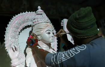 চলছে সরস্বতী পূজার শেষ সময়ের প্রস্তুতি