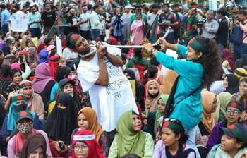 অবরোধে অচল শাহবাগ