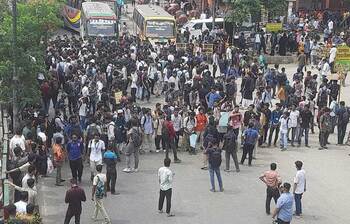 নতুন বাজার এলাকায় যান চলাচল বন্ধ