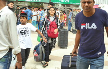 কমলাপুর স্টেশনে বাড়ছে ঘরমুখো মানুষের ভিড়