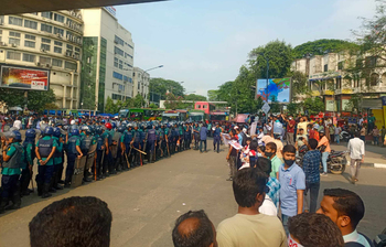 পুলিশের ব্যারিকেড ভেঙে সড়ক অবরোধে চাকরিপ্রত্যাশীরা