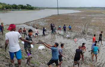বাঁধ ভেঙে তলিয়ে গেছে কয়রার ২০ গ্রাম