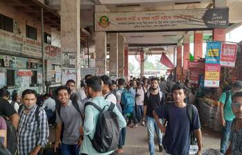 মহাখালীতে যাত্রীদের দীর্ঘ লাইন