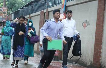 যানজট ও বৃষ্টিতে পরীক্ষার্থীদের ভোগান্তি