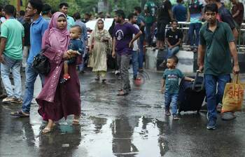 চরম ভোগান্তিতে যাত্রীরা