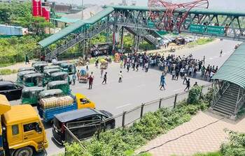 নারায়ণগঞ্জে শিক্ষার্থীদের সড়ক অবরোধ