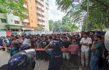 পুলিশি ব্যারিকেডে আটকে আছেন বুয়েট শিক্ষার্থীরা