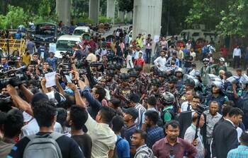 হাইকোর্টের সামনে আন্দোলন করছে শিক্ষার্থীরা