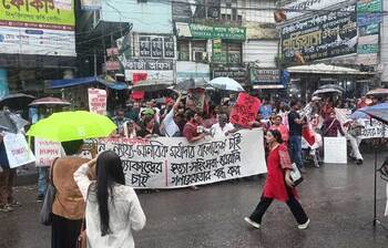বৃষ্টি উপেক্ষা করে রাজপথে শিল্পীসমাজ