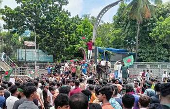 সায়েন্সল্যাব অবস্থান নিয়েছেন আন্দোলনকারীরা