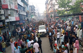 বিজয় উল্লাসে মেতেছে বরিশালের ছাত্র-জনতা