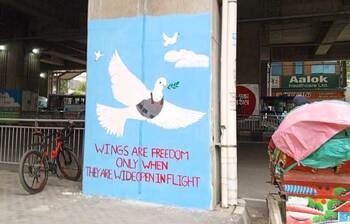 গ্রাফিতি-স্লোগানে সেজেছে মিরপুর-১০ নম্বরের মেট্রো স্টেশন