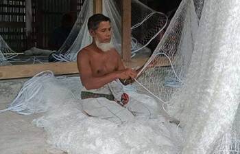 জাল বুনে অলস সময় কাটছে জেলেদের