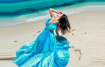 মায়ামি বিচে মন্দিরার মনোমুগ্ধকর নীলের সাজ