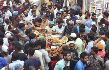 জমজমাট পুরান ঢাকার ইফতার বাজার