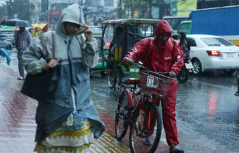 বৃষ্টির ফোঁটায় আটকে পড়া সকাল, স্কুল-অফিসগামীদের গল্প