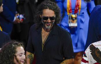 জন্মদিনে ফিরে দেখুন রাসেল ব্র্যান্ডের বর্ণাঢ্য ও বেপরোয়া জীবন