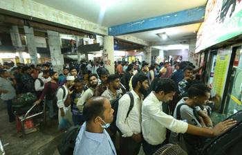 মহাখালীতে আটকে থাকা মানুষ, মন ছুটে বাড়ির আঙিনায়