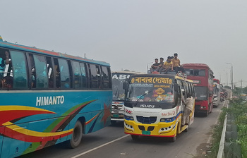 যানজটে আটকে আছে ঈদের গল্প, রাস্তাই যেন সময়চিত্র